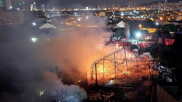 Şakir Paşa Ailesi setinde yaşanan feci yangın dün gece başlamıştı. Diziden yangının kontrol altına alındığına dair bilgi gelmişti. Ancak yangının bıraktığı hasarı bilmiyorduk. Şakir Paşa Ailesi setinde çıkan yangın sonrası ilk görüntüler sosyal medyaya düştü. Geriye bir çöp bile kalmadı. Yangının hasarı içimizi acıtacak türden.