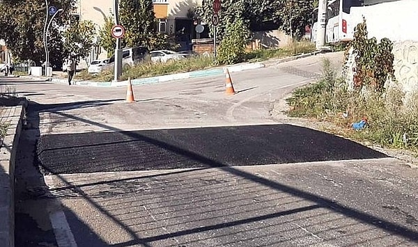 Özellikle de trafik yoğunluğunun az olduğu yerlerde araç hızlarını düşürmek amacıyla yapılan bu kasisler, kazaların önlenebilmesi için en etkin yöntemlerden biri olarak biliniyor.