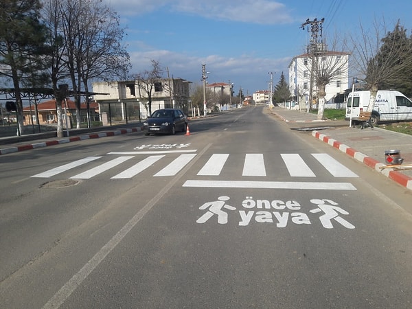 Ayrıca okul, hastane, çocuk bahçesi, spor ve konut alanları gibi yaya hareketliğinin yoğun olduğu yol kesimlerinde de bu yönteme sıklıkla başvuruluyor.