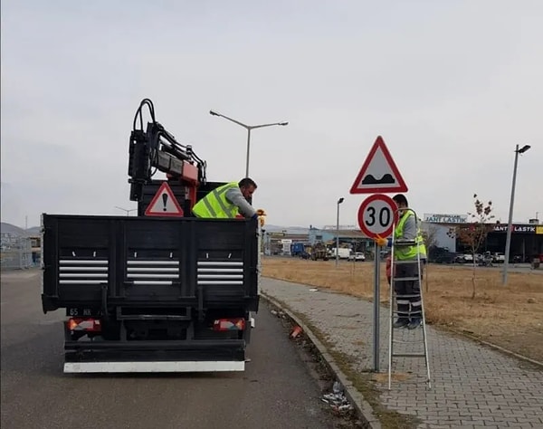 Bu arada kasisleri hızlı geçtiğinizde aracınıza zarar verebileceği için kasislerden önce mutlaka bir uyarı levhası bulunuyor.