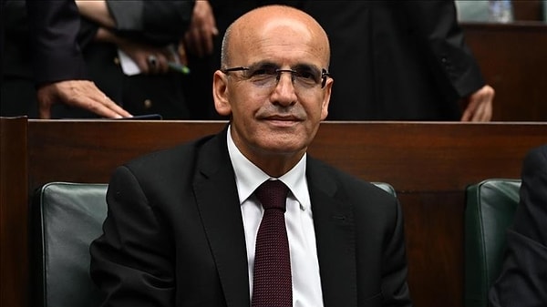 Bakan Mehmet Şimşek, asgari ücrete dair ilk kez değerlendirme yaptı. X hesabından bir metin yayınlayan Şimşek'in paylaşımında "Daima çalışanlarımızın yanında olduk" sözleri dikkat çekti.