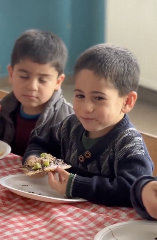 Bir köy okulunda çekildiği tahmin edilen görüntülerde Bilal’in iştahla waffle yemesi  ve yüzüne yansıya mutluluğu kalpleri eritti.