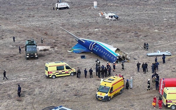 Rus füzesi, drone hava faaliyet sırasında uçağa ateşlendi ve uçağın yanında patlayarak yolcuları ve kabin ekibi vurdu.