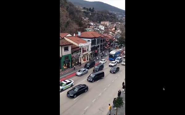 Bursa sokaklarında oluşan konvoy halk tarafından görüntülendi.