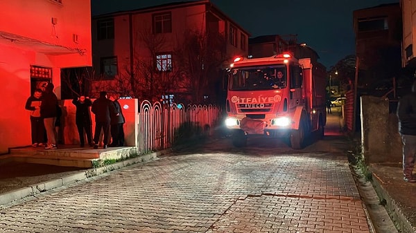 İlçedeki Osmangazi Mahallesi Termal Sokak’ta meydana gelen gaz sızıntısının ardından sokak üzerindeki çok sayıda bina tahliye edildi. Sokak üzerindeki gaz akışı dağıtım şirketince kesilirken, polis ekipleri de caddeye girişi kapattı.