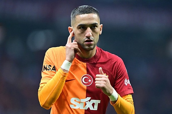 Futbolseverler de geçmişi gün yüzüne çıkarmaya başladı. 32 yaşındaki oyuncunun sarı-kırmızlı kulüpten kazandığı yıllık ücret, merak konusu oldu.