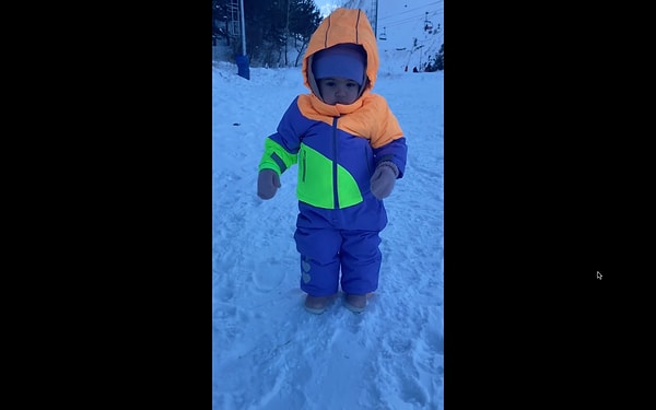 Gerçek anlamda donup kalan miniğin o anları izleyenleri gülümsetti.