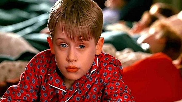 Kevin isimli küçük bir çocuğa hayat veren Macaulay Culkin de aklımızda hep çocuk olarak yer alıyor.