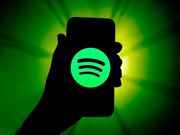 The Verge’e konuşan Spotify sözcüsü Laura Batey, söz konusu içeriklerin platform politikalarını ihlal ettiği gerekçesiyle kaldırıldığını doğruladı.