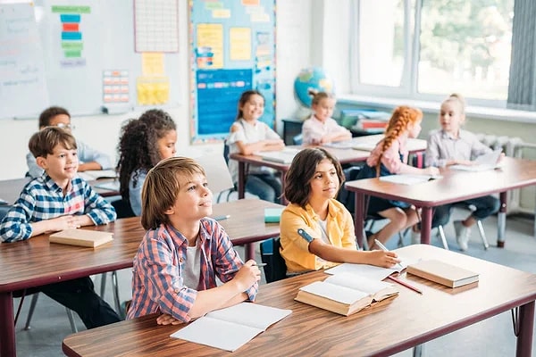 Yapılacak düzenleme ile öğretmenlerin öğrencilerinin görüntülerini sosyal medyada paylaşmadan önce mutlaka veliden onay alması zorunlu hale getirilecek. İhlal durumunda ise ağır yaptırımlar gündeme gelecek.