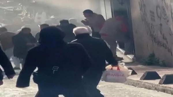 Dumandan etkilenen 5 kişi, kendi imkanlarıyla yangın yerinin yakınında bulunan Taksim Eğitim ve Araştırma Hastanesi'ne gitti.