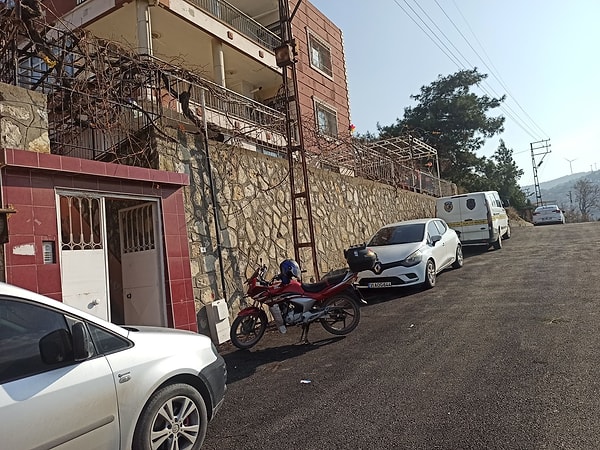 Hatay’ın Belen ilçesi Sarımazı Mahallesi Göktürk Sokak'ta bulunan müstakil evde yaşayan H. ve A.K. çifti, evlerine hırsız girdiğini ve 2 adet bileziğin çalındığını iddia etmişti. A.K., eşi balkonda olduğu esnada eve giren 2 şahsın kafasına silah dayayarak 2 adet bileziği çalarak kaçtığını söylemişti.