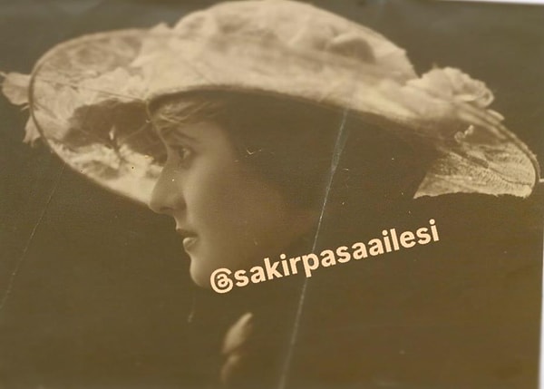 Instagram'da @sakirpasaailesi adlı hesap, Aniesi'nin (Agnesie) gerçek hayattaki görüntüsünü paylaştı. Gerçekte de ne kadar güzel olduğu böylece ortaya çıkmış oldu.