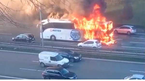 TEM Otoyolu Metris Bağlantı Yolu'nda seyir halinde olan bir yolcu otobüsü alev alev yandı. Yangın sırasında yolcuların olduğu otobüste şans eseri ölen ya da yaralanan olmadı.