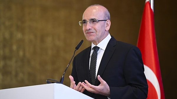 Mehmet Şimşek'in ekonominin başına geldiği günden beri beklenenler bir bir olmaya devam ediyor. Ekonominin kötü gidişatını "tabana yaydığı" vergilerle düzeltmek isteyen Şimşek tepki almaya devam ediyor.