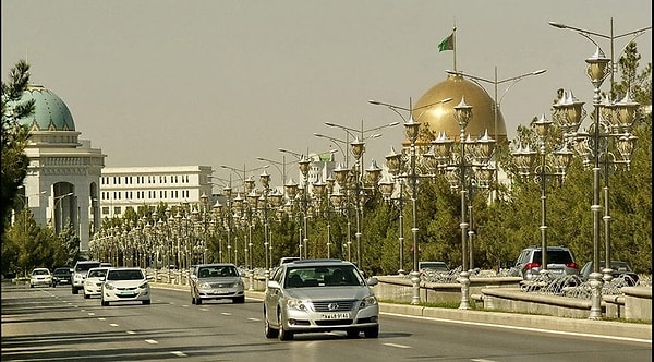 Türkmenistan’a gittiyseniz yollarda sadece beyaz arabaların olduğunu hemen fark edersiniz. Tek bir tane bile renkli araca izin verilmiyor. Peki ama neden?