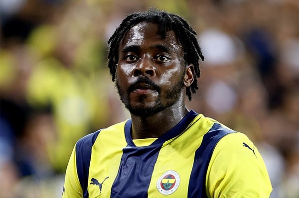 Fenerbahçe ile sözleşmesini uzatmayan Osayi'ye İngiltere'den de teklifler olduğu iddia edilmişti. Asbaşkan Acun Ilıcalı prensipte anlaştıklarını açıklamasına rağmen resmi imzalar henüz atılmadı.