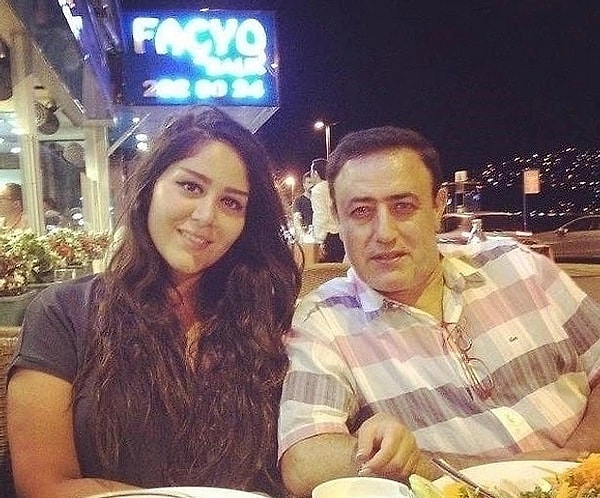 Ünlü türkücü Mahmut Tuncer şarkıları, çılgın halleri ve açıklamalarıyla gündeme geliyor biliyorsunuz ki. Ancak bu sefer enerjik türkücü değil de biricik kızı Gizem Tuncer'i konuşacağız. Tıpkı babası gibi müzik sektörüne giren Gizem Tuncer,  yeni yıl kutlamaları için siyah mayo giyip dans ettiği videosuyla ağızları açık bıraktı.