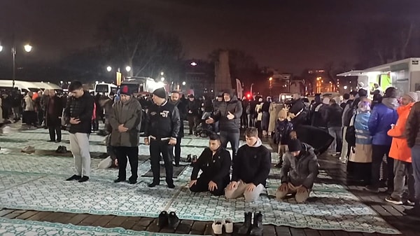 Filistin’deki İsrail katliamına “Dur” demek için binlerce kişi Galata Köprüsü’nde toplandı. Sabah namazını Ayasofya’da kılan vatandaşlar Galata Köprüsü’ne yürüyüşe geçti.