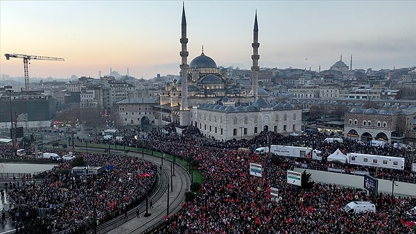 Trafiğe kapatılan Galata Köprüsü’nde bir araya gelenler İsrail’in katliamını protesto etti.