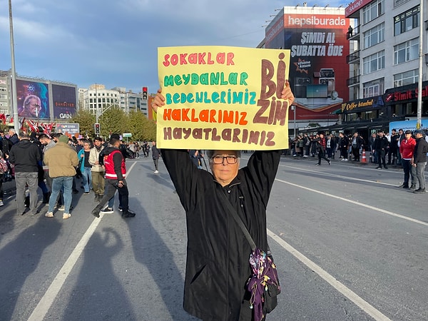 Erkek egemen dünyada kadınlara şiddetin her türlüsü yaşatılıyor. Her gün meydana gelen kadın cinayetlerine ve kadınların ekonomik, psikolojik, cinsel şiddete uğratılmasına karşı üç maymun oynanıyor.