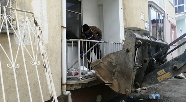 Ekipler Vural’ın evine gelince çöp evle karşılaştı.  13 kişilik ekip çöp evden yoğun kokudan etkilenerek maskeyle çalışmak zorunda kaldı. Muhtar Aziz Altıparmak, Vural’ın psikolojik sorunları olduğunu ifade etti.