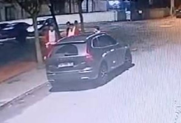 Sakarya'nın Serdivan ilçesinde yılbaşı gecesi otomobiliyle tur atan bir genç, başka bir grupla tartışmaya başladı.