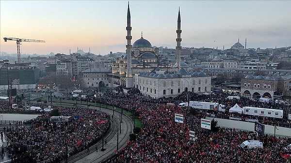 Miting sırasında "Siyonizme Silah Taşıyan Katil Zim, Katil Maersk Türkiye'den Defol!" pankartı taşıyan üç genç gözaltına alındı.