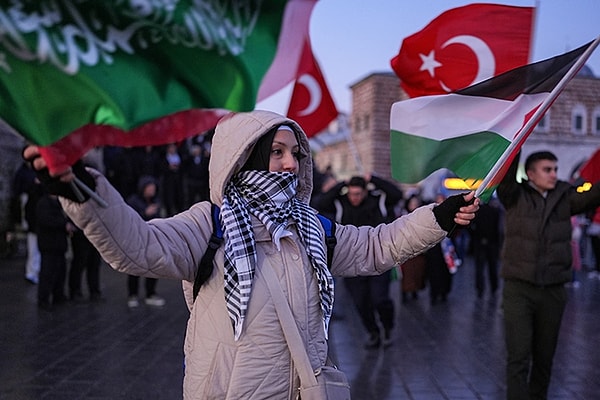 Arkadaşlarının gözaltına alındığını sosyal medya hesabından duyuran Hüseyin Kılıç isimli bir kişi "Galata Tiyatronuzun gerçek yüzü ortaya çıktı" dedi.