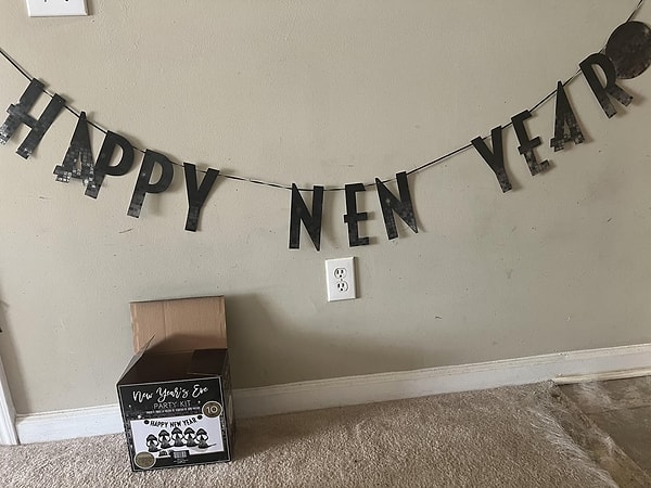 "Happy New Year" yazısında biraz terslik olmuş gibi!