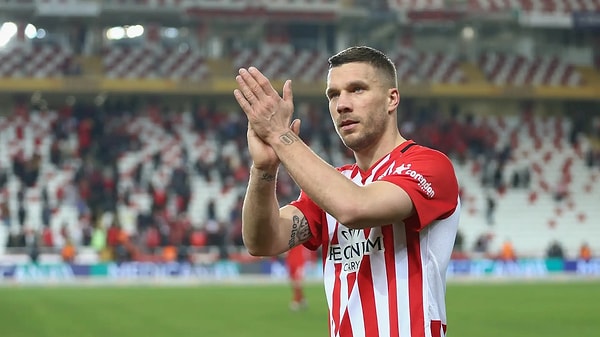 Benzer yolu izleyen bir başka isim de Lukas Podolski oldu. Bizden biri diyeceğimiz Poldi, Antalyaspor formasıyla da kritik gollere imza attı.