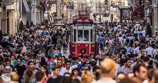 Geçtiğimiz aylarda bir sokak röportajında konuşan Dr. Zeliha Burtek, 'Türkiye'nin asıl probleminin iktisadi değil, sosyal çürüme' olduğunu söylemişti.