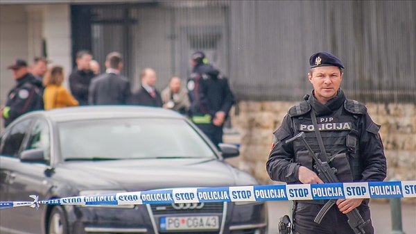 Karadağ polisinden yapılan açıklamada, "Bugün Cetinje'ye bağlı Bajice'deki bir barda 45 yaşındaki A.M'nin elindeki ateşli silahla gerçekleştirdiği saldırıda ölenler oldu. Saldırgan, elindeki silahla bardan kaçtı" ifadelerine yer verildi.