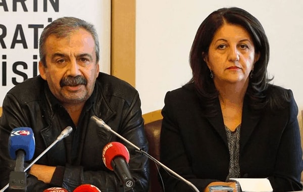 DEM Partili Sırrı Süreyya Önder ve Pervin Buldan, geçtiğimiz günlerde İmralı’ya giderek terör örgütü lideri Abdullah Öcalan ile bir görüştürme gerçekleştirmişti.