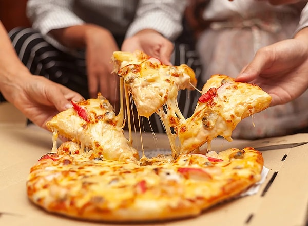 Normalde bir bütün pizzaya parası yetmeyen işçi sınıfı, dilim pizza alarak pratik bir şekilde atıştırabiliyor ve uygun fiyata lezzetli bir ürün tadabiliyordu.