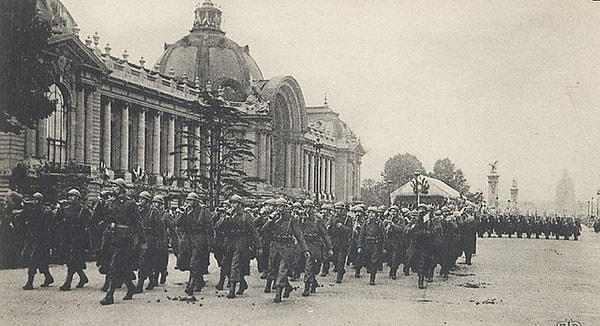 I. Dünya Savaşı başladığında Paris, Alman istilası tehdidi altındaydı. Günlük hayat durma noktasına gelmiş, bilimsel çalışmalar askıya alınmıştı. Fransız hükümeti Bordeaux’ya taşındı, Marie Curie ise en değerli hazinesi olan bir gram radyumu kurşun bir kasada saklayarak bankaya emanet etti.