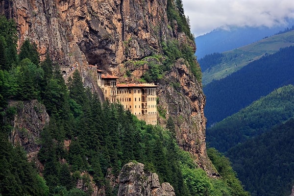 Trabzon’un Maçka ilçesinde, Altındere köyü sınırları içinde yer alan Sümela Manastırı Karadeniz’in zengin kültürel mirasının en özel parçalarından biri.