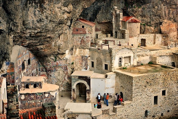 Giriş kapısı güvenlik amacıyla yüksek bir noktada konumlandırılmış ve kapının ardından 50 basamaklı bir başka merdivenle manastırın iç avlusuna ulaşılabiliyor.