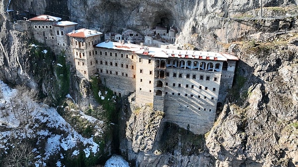 13. yüzyıldan itibaren ise manastırın önemi artıyor. III. Alexios döneminde (1349-1390) manastıra özel gelirler sağlanıyor ve yapı sonraki yıllarda daha da büyütülüyor. İçindeki freskler özellikle 14. yüzyıldan kalma tabakalarla dikkat çekiyor.