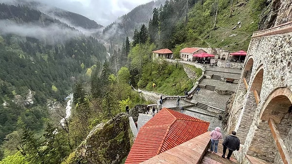 Sümela Manastırı hem doğal güzellikleriyle hem de tarih ve hikayeleriyle sizi etkisi altına alacak bir rota.