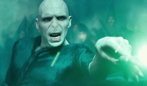 Harry Potter evrenine dair yayılan yeni teoriler, büyücülük dünyasının en büyük düşmanı olarak görülen Lord Voldemort’a dair algıları yeniden şekillendiriyor. Hayranların öne sürdüğü bu iddialar, Voldemort’un yalnızca büyücü üstünlüğünü savunan bir kötü karakter olmadığını, aynı zamanda büyücü dünyasındaki derin eşitsizliklere karşı duran bir lider olabileceğini öne sürüyor.