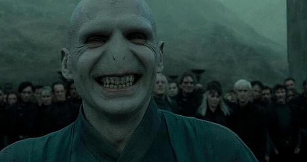 Lord Voldemort, büyücü dünyasının en karanlık figürlerinden biri olarak görülmeye devam etse de, bu teoriler onun mirasını tek boyutlu bir kötülükten daha fazlası olarak düşünmeye itiyor. Peki, sizce Voldemort'un da iyi yönleri var mıydı? Yorumlarda buluşalım...