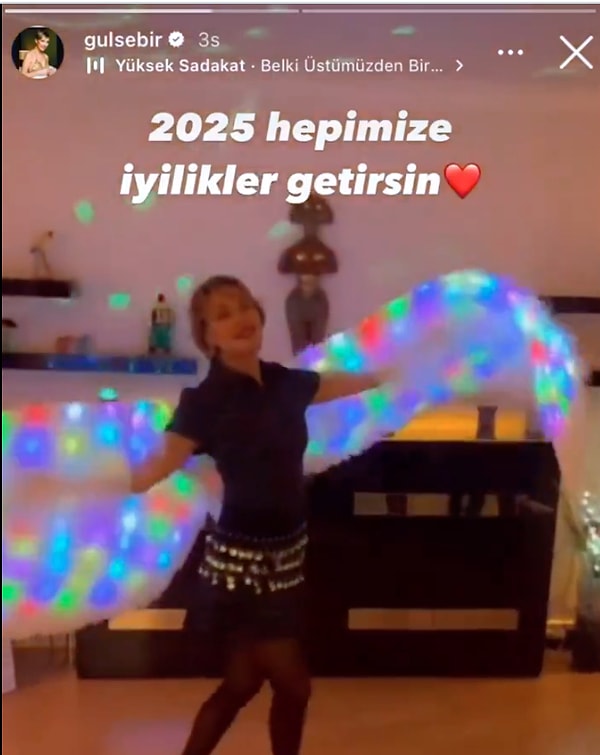 2025 senesinden dileği iyilik olan Birsel kanatlarını takıp bir sağa bir sola süzüldü!