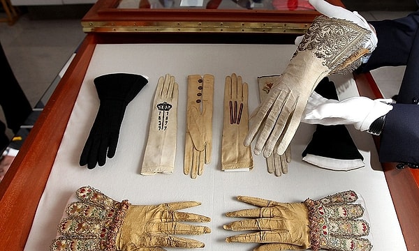 The Queen's Gloves: