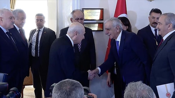 Önce Meclis Başkanı Numan Kurtulmuş'la görüşen DEM Parti heyeti, daha sonra MHP lideri Devlet Bahçeli ile görüştü. Bahçeli, DEM Parti heyetini kapıda karşılarken, görüşme sonrası yine kapıda uğurladı.