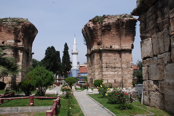 Roma döneminde Anadolu’nun en önemli merkezlerinden biri olan Philadelphia M.S. 40’lı yıllarda Hristiyanlığı kabul etti ve bu süreçle birlikte dini bir merkez haline geldi. İncil’de adı geçen yedi kiliseden biri olan St. Jean Kilisesi burada bulunuyor ve şehir bu özelliğiyle Hristiyan dünyasında özel bir yere sahip.