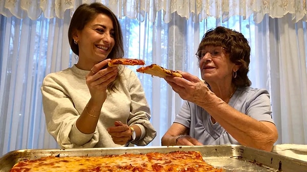 Nitekim istatistikler de bunu gösteriyor. Yapılan araştırmalara göre, ABD'de her yıl ortalama 3 milyar pizza tüketiliyor. Hatta dakikada 21 bin pizza satışı yapıldığı söyleniyor. İşte, İtalyan göçmenlerin getirdiği bu lezzet yıllar içinde bu derece popüler hale gelmiş.