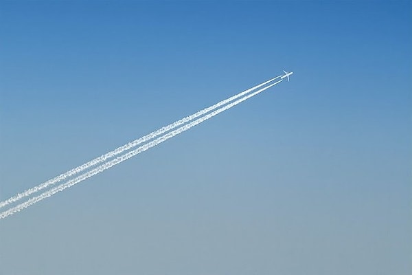 İngilizcede “condensation” (yoğunlaşma) ve “trail” (iz) kelimelerinin birleşiminden türeyen contrail genellikle uçakların yaklaşık 7500 metre yükseklikte, -30 derece gibi düşük sıcaklıklarda uçtuğu zamanlarda oluşuyor.