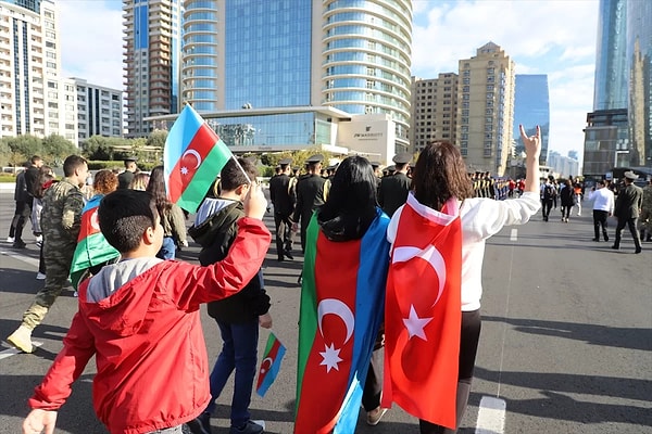 Bağımsızlık sonrası süreçte Azerbaycan Azerice’yi ön planda tutan politikalar geliştirse de Rusçanın etkisini ortadan kaldırmak mümkün olmadı. Bugün ülkedeki birçok kişi özellikle orta yaş ve üzerindeki bireyler Rusçayı akıcı bir şekilde konuşabiliyor.