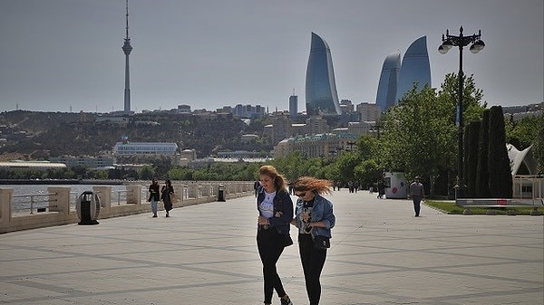 Azerbaycan’da da Rusçanın bu kadar etkili olmasının bir diğer nedeni ülkede hala Rus nüfusunun yaşıyor. Azerbaycan’ın yanı sıra Kazakistan, Litvanya, Ukrayna, Türkmenistan ve Tacikistan gibi eski Sovyet ülkelerinde de benzer bir durum yaşanıyor. olması.